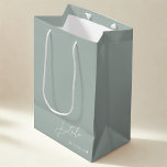 Sacola Para Presentes Média Sage Modern Bridesmaid Proposta de Presente Bag<br><div class="desc">Saco de presente de damas de honra personalizado com design verde e branco moderno minimalista.</div>