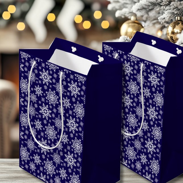 Sacola Para Presentes Média Snowflake Blue Gift Bag (Snowflake Blue Gift Bag.
Versatile blue and white winter pattern.)
