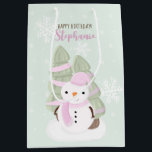 Sacola Para Presentes Média Snowman Christmas<br><div class="desc">O Natal de Snowman Comemora o aniversário de inverno do seu filho com este bonitinho e bonitão a vestir um chapéu e lenço cor-de-rosa pastel. Este tema é ideal para o seu pequeno aniversário de inverno ou para a festa de Natal da criança. O design é completamente personalizável. Veja o...</div>