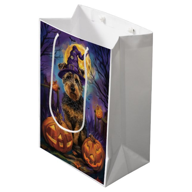 Sacola Para Presentes Média Spooky Airedale Halloween Witch e Pumpkin (Frente inclinada)