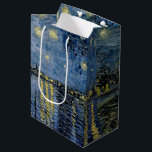 Sacola Para Presentes Média Starry Night Vincent van Gogh<br><div class="desc">Algodão em Cordeville. Vincent Willem van Gogh. Paisagem noturna em tons azuis e amarelos escuros. Há uma ponte sobre o rio. No primeiro plano,  um homem e uma mulher caminham pelo cais. As estrelas brilham no céu.Reprodução de famosas obras de arte no dominio público.</div>