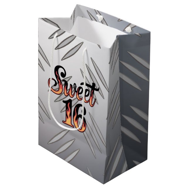 Sacola Para Presentes Média Sweet 16 In Fire Flames and Silver Plate Birthday (Frente inclinada)