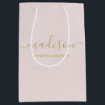 Sacola Para Presentes Média Texto de Nome Personalizado Hashtag Dourado Script<br><div class="desc">Sacos-presente personalizados para mulheres e raparigas,  Dourado Script Blush Party Pink Favor do Gift Bag Personalizado para o seu evento! Um toque perfeito para o seu casamento,  recepção,  chá,  festa ou evento.</div>
