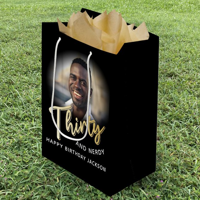 Sacola Para Presentes Média Trinta script dourado e foto personalizada de 30 a (Criador carregado)