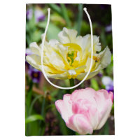 Tulipas brancas, cor-de-rosa e amarelas no jardim