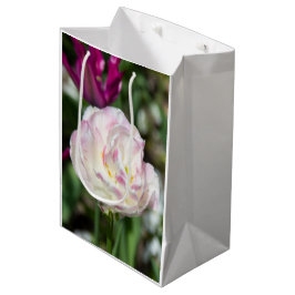 Sacola Para Presentes Média Tulipas cor-de-rosa brilhantes num dia ensolarado