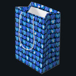 Sacola Para Presentes Média Ugly Hannukah Sweater Feriado de inverno<br><div class="desc">Veja este confortável padrão de feriado. Visite meu compro para ver mais cores,  outros padrões e itens correspondentes,  como a quebra de presentes.</div>