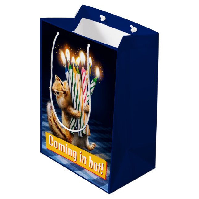 Sacola Para Presentes Média Velas de Aniversário de Esquilo (Verso inclinado)