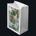 Sacola Para Presentes Média Vintage Winter Rural Village e Christmas Holly<br><div class="desc">Cena de inverno rural encantadora,  com cascas cobertas de neve,  montanhas e árvores na fronteira da cinza clara e festivas,  amarradas com fita vermelha.</div>