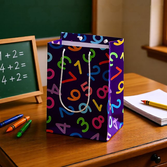 Sacola Para Presentes Média Voltar aos números escolares em fundo roxo (Colorful Numbers on Deep Purple – Fun Math Teacher Medium Gift Bag)