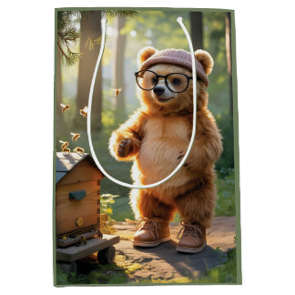 Sacola Para Presentes Média Whimsical Bear Beekeeper in a Sunny Forest