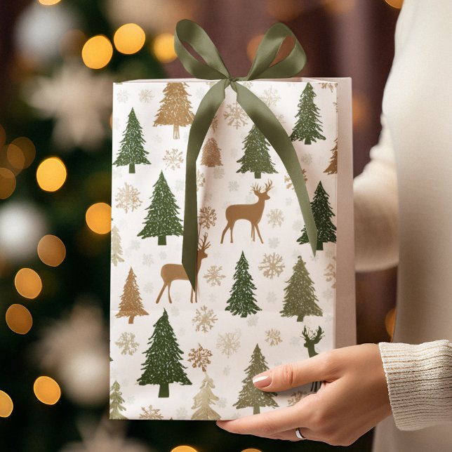 Sacola Para Presentes Média Whimsical Deers & Christmas Trees Gift Bag (Criador carregado)