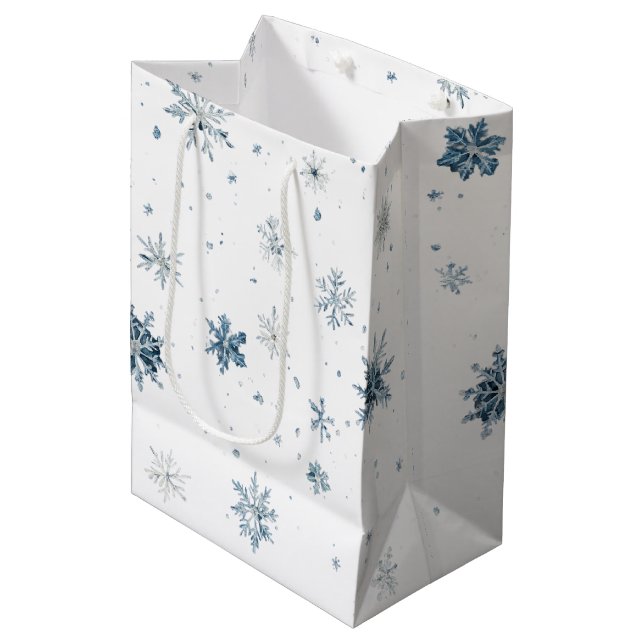 Sacola Para Presentes Média White Blue Snowflakes Christmas (Frente inclinada)