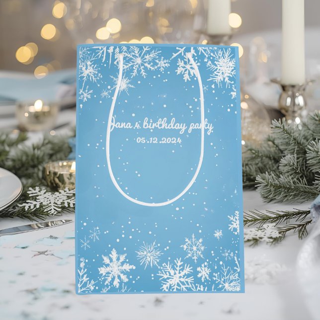 Sacola Para Presentes Média Winter Wonderland Blue Snowflake Birthday (Criador carregado)