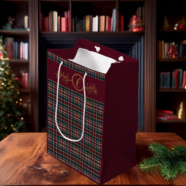 Sacola Para Presentes Média Xadrez Monograma Elegante Dourado - Cranberry Azul (Elegant Gold Monogram and Plaid Dark Cranberry Red, Blue and Teal Green Christmas Holiday Gift Bag)