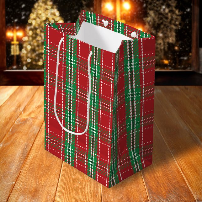Sacola Para Presentes Média Xadrez Simples da Casa Vermelha de Natal (Red and green plaid pattern classic gift bag)