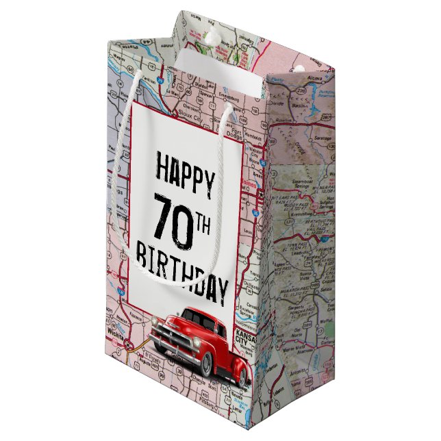 Sacola Para Presentes Pequena 70 Birthday Red Retro Truck no Mapa (Frente inclinada)