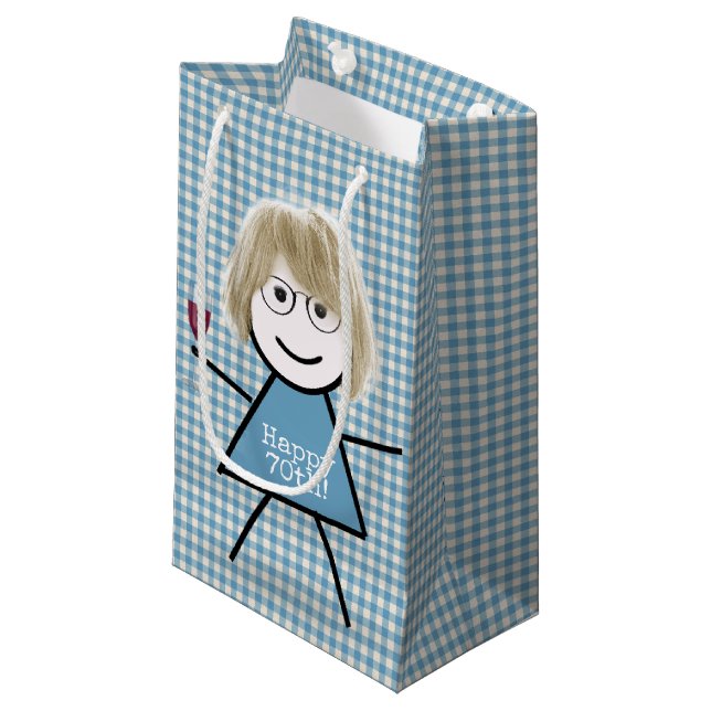 Sacola Para Presentes Pequena 70 Birthday Stick Girl On Gingham with Wine (Frente inclinada)