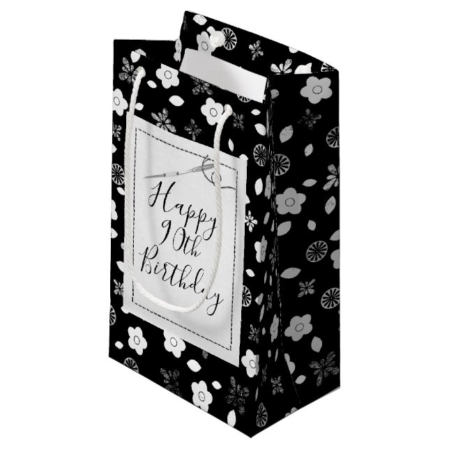 Sacola Para Presentes Pequena Agulha de costura para o aniversário de 90 (Frente inclinada)