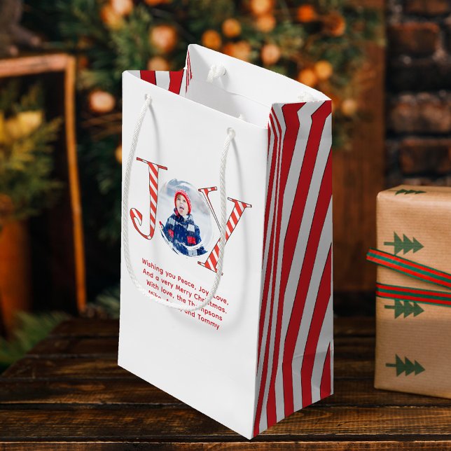 Sacola Para Presentes Pequena Alegria de Natal Vermelho e Branco Personalizada (Red and white striped holiday joy typography small gift bag.)