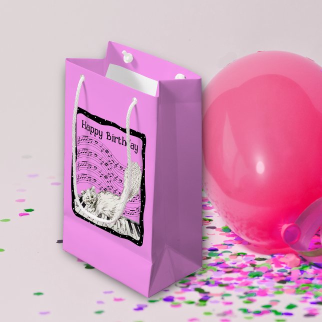 Sacola Para Presentes Pequena Aniversário Gato no Piano Sheet Música Brilhante R (White happy cat on piano keys bars of music notes in black frame on bright pink birthday gift bag.)