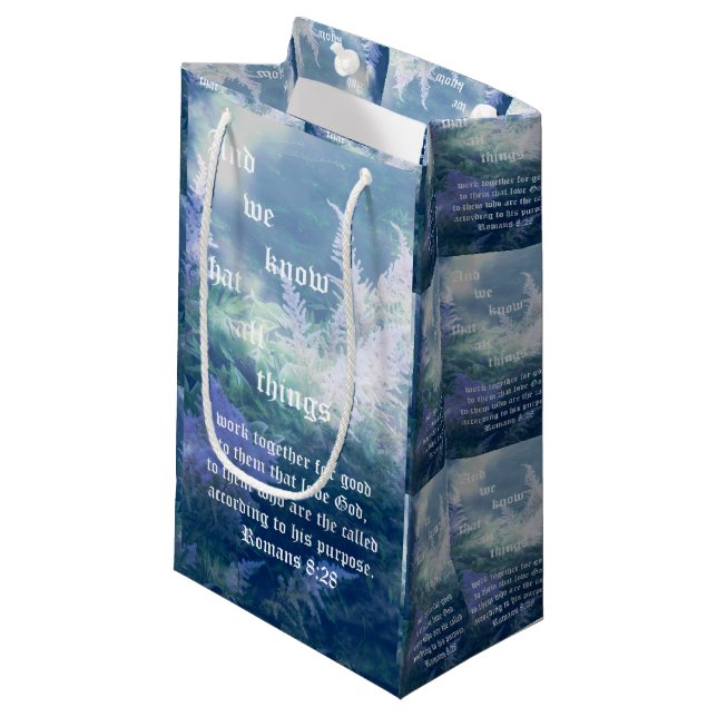 Sacola Para Presentes Pequena Astilbe Blue Mist Romanos 8:28 (Frente inclinada)