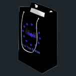 Sacola Para Presentes Pequena Bar Estrela Menorah<br><div class="desc">Uma imagem fractal roxa e azul,  com um Magen David (Estrela de David),  no meio,  como uma menorah Chanukkah. O motivo é repetido como limite de 12 estrelas. As velas estão acesas. Adicione seu próprio texto.</div>
