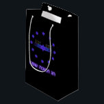 Sacola Para Presentes Pequena Bar Estrela Menorah<br><div class="desc">Uma imagem fractal roxa e azul,  com um Magen David (Estrela de David),  no meio,  como uma menorah Chanukkah. O motivo é repetido como limite de 12 estrelas. As velas estão acesas. O texto hebraico que lê "Chag Chanukkah Sameach" (Happy Chanukkah) também aparece em roxo brilhante.</div>