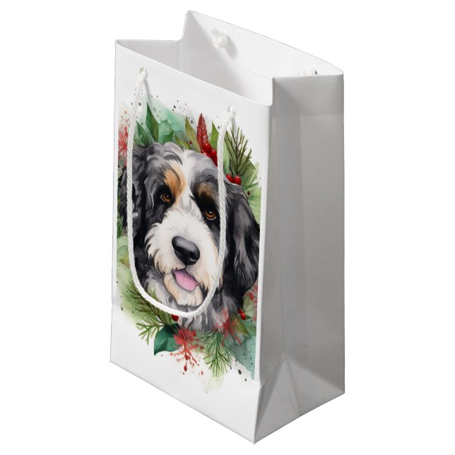 Sacola Para Presentes Pequena Bernedoodle Christmas Wreath Festivo Pup (Frente inclinada)
