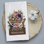 Sacola Para Presentes Pequena Brancesmaid Rustic Colortic Floral Watercolor Chic<br><div class="desc">Faça suas madrinhas se sentirem especiais com este adorável "Saco de presentes de brôndega rustica Colorida Floral Clorosa Chic", perfeito para presentes favoritos! Apresentando um charmoso design floral floral, o texto do logotipo "Bridesmaid" está rodeado de flores vibrantes e coloridas. A design estende-se a um letreiro pendurado onde se pode...</div>