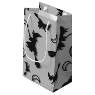 Sacola Para Presentes Pequena Bruxa voadora entre meia lua na noite de Halloween