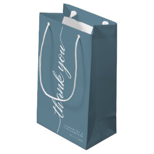 Sacola Para Presentes Pequena Casamento de Script Elegante Azul Dusty Obrigado