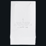 Sacola Para Presentes Pequena Chanukah<br><div class="desc">Chanukah merece algo mais. Algo especial! Essa design apresenta uma estética bonita,  simplista,  minimalista com seu toque moderno e seu delicado talento. Celebrar Chanukah com a coordenação da decoração e dos acessórios. Faça deste ano um Chanukah para se lembrar!</div>