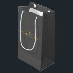 Sacola Para Presentes Pequena Cinzas de Scripts Douradas Femininas em Chinês Per<br><div class="desc">Sacos-presentes personalizados para a Cinza Dourada de Script Feminina de Menina Pequena Saco Dif para o seu evento! Um toque perfeito para o seu casamento,  recepção,  chá,  festa ou evento.</div>