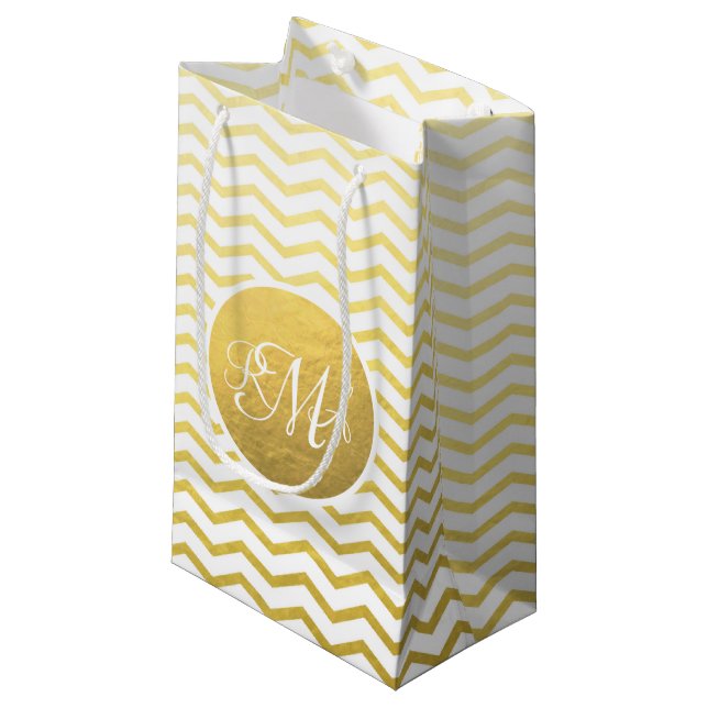 Sacola Para Presentes Pequena Dourado e branco Chevron monograma personalizado (Frente inclinada)