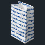 Sacola Para Presentes Pequena Estipografia moderna branca e azul de Hanukkah fel<br><div class="desc">Saco de presente de padrão de tipografia moderno azul e branco de Hanukkah feliz. Padrão de texto azul sobre fundo branco.</div>
