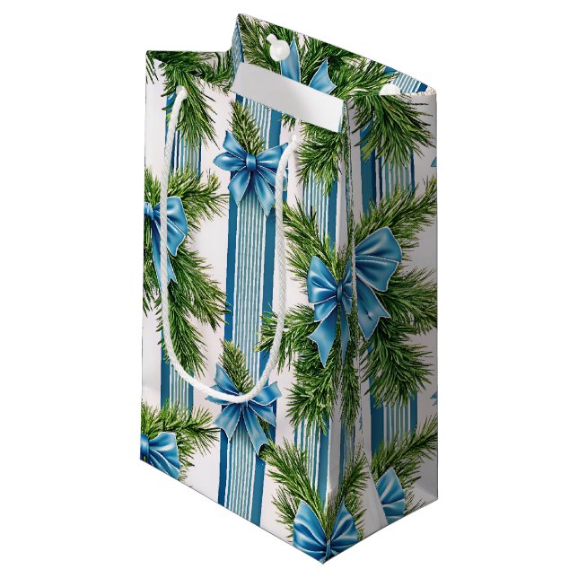 SACOLA PARA PRESENTES PEQUENA EVERGREEN GARLAND BLUE HOLIDAYS BOWS & STRIPES (Frente inclinada)