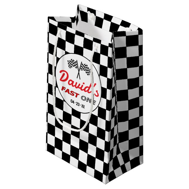 Sacola Para Presentes Pequena Fast ONE | Race Flag Checkered Birthday Gift Bag (Frente inclinada)