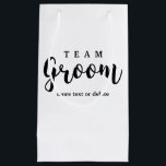Sacola Para Presentes Pequena Favores modernos do casamento do noivo da equipe<br><div class="desc">TEAM favores do noivo para seus padrinhos de casamento e festa de casamento. Personalize adicionando um nome, uma data, um lugar, etc. Pode igualmente mudar do "ao pelotão noivo", do "ao grupo" etc. noivo perfeito para obter sua "equipe" excitada sobre sua celebração grande do casamento - igualmente faz um grande...</div>