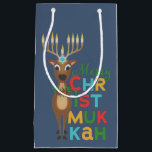 Sacola Para Presentes Pequena Feliz Christmukkah Reindeer<br><div class="desc">Rena de Natal com uma menorah Hanukkah para chifres com uma saudação Christmukkah Feliz.</div>