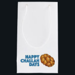 Sacola Para Presentes Pequena Feliz Dia de Challah Hanukkah Chanukah Holiday<br><div class="desc">Apresenta uma ilustração original de um pão de chalá trançado, com HAPPY CHALLAH DAYS em uma fonte divertida. Excelente para doação de presente de Hanukkah! Etiquetas de presentes, tecido, fita e plástico de presentes disponíveis. Esta ilustração também está disponível em outros produtos. Não vê o que está procurando? Precisa de...</div>