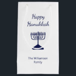 Sacola Para Presentes Pequena Feliz Feriado de Hanukkah Blue Menorah<br><div class="desc">Uma bolsa de presente de festas Feliz Hanukkah Holiday,  com uma simples menorah azul e design de tipografia de script. Com a inscrição personalizável branca,  você pode adicionar seu próprio texto. Uma forma festiva de celebrar com amigos e entes queridos.</div>