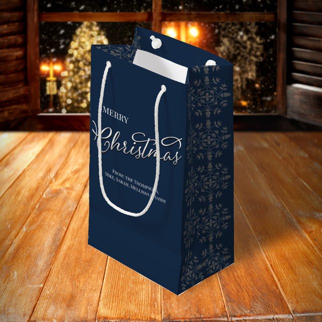 Sacola Para Presentes Pequena Feliz Natal Caligrafia Marinho Azul Floco de Neve (Merry silver calligraphy script navy blue snowflake pattern gift bag, )