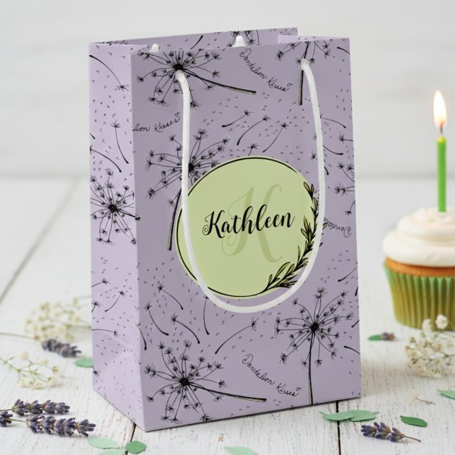 Sacola Para Presentes Pequena Flor delicada roxa Beijos de Dandelion Floral (Dandelion Kisses Floral Gift Bag for Her. Purple Monogrammed Dandelion Pattern for Wildflower Lover)