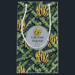 Sacola Para Presentes Pequena Folhas de Banana do Marinho Tropical<br><div class="desc">Esta banana do marinho tropical Groom Squad deixa um pequeno saco-presente com um padrão de ilustrações desenhadas à mão de bananas amarelas e folhas de bananas verdes contra um elegante fundo azul marinho com detalhes da chuva. Personalizar com título,  nome e título. Impresso em ambos os lados.</div>