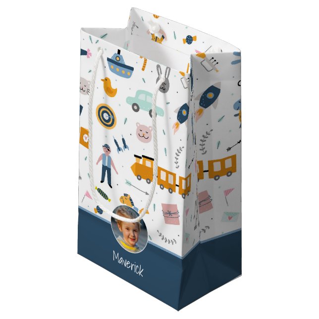 Sacola Para Presentes Pequena Foto e nome do Menino, Padrão de Crianças Bonitas, (Frente inclinada)