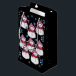 Sacola Para Presentes Pequena Gift Bag Christmas Snowman<br><div class="desc">Gift Bag Algo para todos oferece sacos personalizados de presentes, especialmente para você desenhado para expressar as belas palavras para o seu amado. Este saco de presentes de na moda único trará um sorriso aos seus entes queridos. Enquanto vocês já estão aqui, talvez queiram ver outros itens relacionados ao banheiro,...</div>