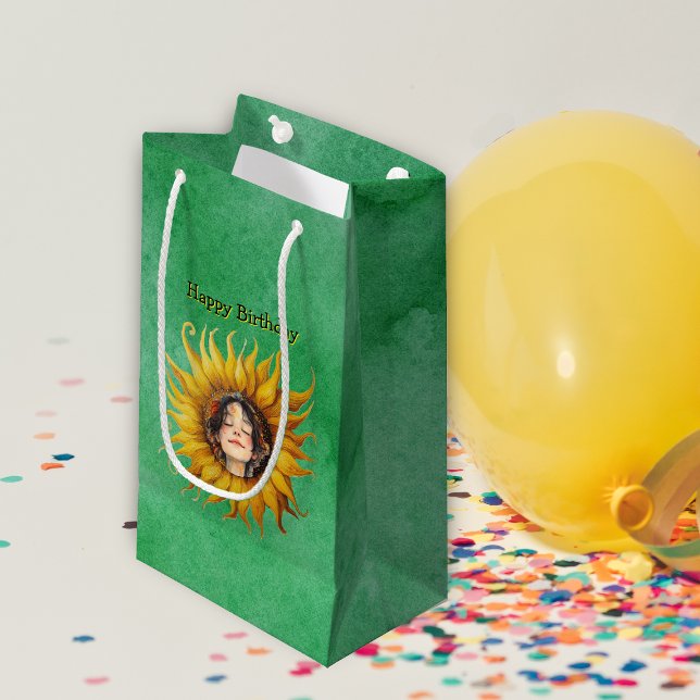 Sacola Para Presentes Pequena Girassol Brilhante Com Raparigas Viradas em Verde (cute girl's face in center of bright yellow sunflower on green Birthday gift bag.)