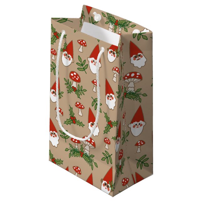 Sacola Para Presentes Pequena Gnomos e Cogumelos no Feriado em Tan Woodland (Frente inclinada)