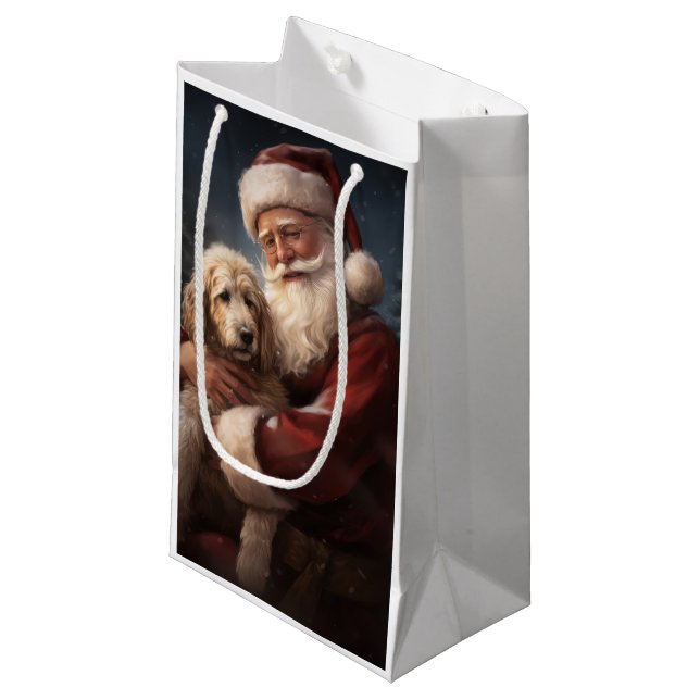 Sacola Para Presentes Pequena Goldendoodle com Papai Noel Natal Festivo (Frente inclinada)